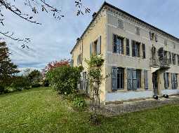 Vaste Demeure de Village du XVIII avec 9 Chambres, Piscine au Sel & Vue Pyrénées